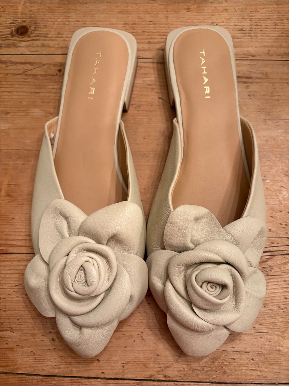 NWOT Tahari Rosette Floral Leather Mules Bine Beige 7.5